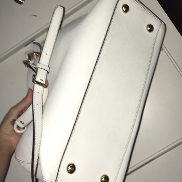 White michael kors hand bag with shoulder straps. - Picture 4 of 5
